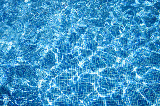 Surface d'eau ondulée de la piscine. fond. concept d'été. espace de copie. - Photo, image