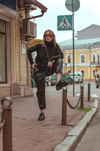 Модная экстравагантная девушка на прогулке - Фото, изображение