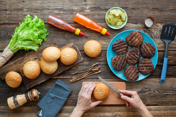 proces výroby šťavnatého burgeru - Fotografie, Obrázek