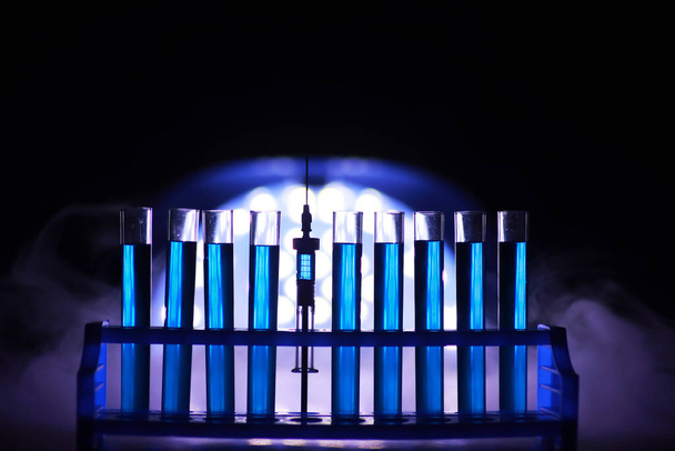 Tube à essai de verre débordement nouvelle solution liquide bleu de potassium effectue une réaction d'analyse prend diverses versions réactifs en utilisant la pharmacie chimique cancer fabrication  - Photo, image