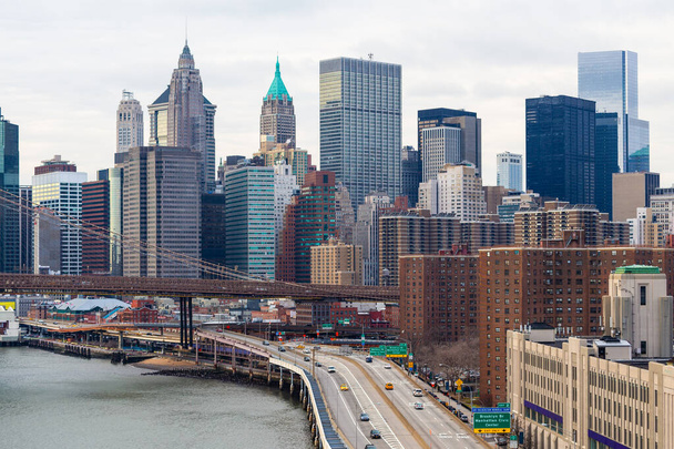 Lower Manhattan en snelweg langs East River, New York City - Foto, afbeelding