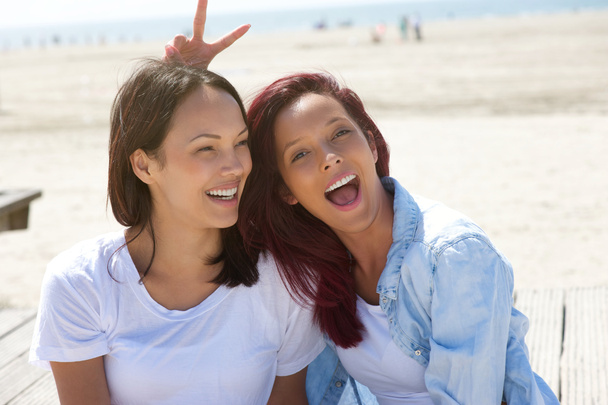 Весёлые сестры веселятся на пляже
 - Фото, изображение