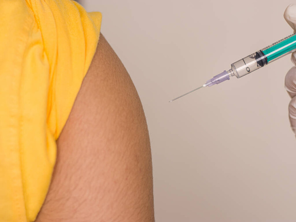 Пациент получает вакцинацию против вируса гриппа covid19 или короны каждый год министерством здравоохранения - Фото, изображение