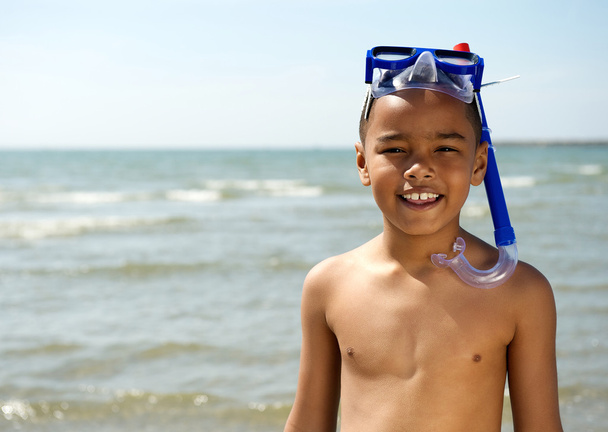 Menino sorrindo com snorkel
  - Foto, Imagem