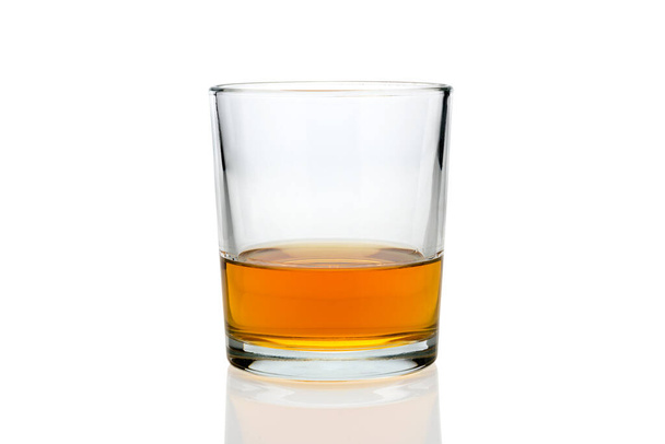 vaso de whisky o whisky o bourbon americano de Kentucky con su reflejo en el avión. aislado en whit - Foto, Imagen