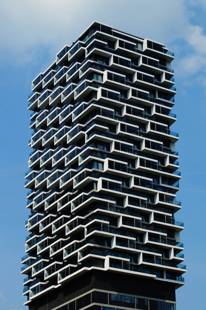 FRANKFURT, NIEMCY - 10 czerwca 2021: "Jeden Czterdzieści Zachód" to nowy wieżowiec we Frankfurcie z 41 piętrami i 145m wysokości. Górny część zawieram mieszkanie, dolny część hotel. - Zdjęcie, obraz