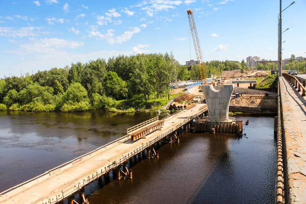 Κατασκευή οδικής γέφυρας στο Kirishi κατά μήκος του ποταμού Volkhov. - Φωτογραφία, εικόνα