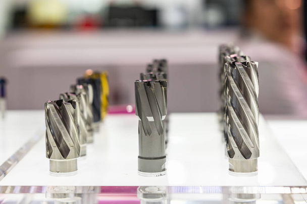 eri kokoisia tarkkuus pikaterästä Carbide leikkaus poranterä työkaluja CNC työstökone keskus valmistaa metallia työtä teollisuuden pöydällä - Valokuva, kuva