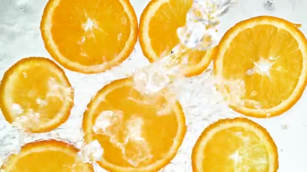 Rodajas de naranja lavadas con agua helada - Metraje, vídeo
