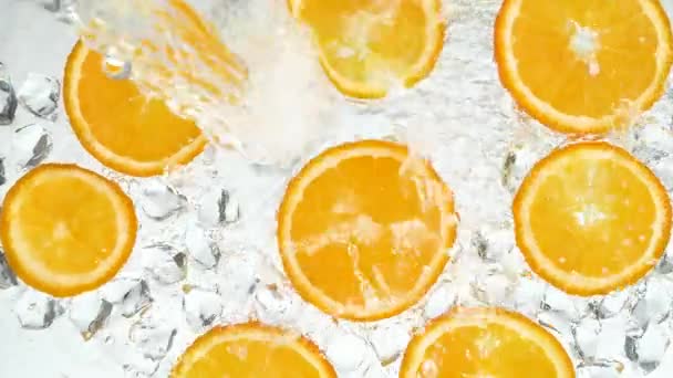 Narancssárga szeletek jeges vízzel mosva - Felvétel, videó