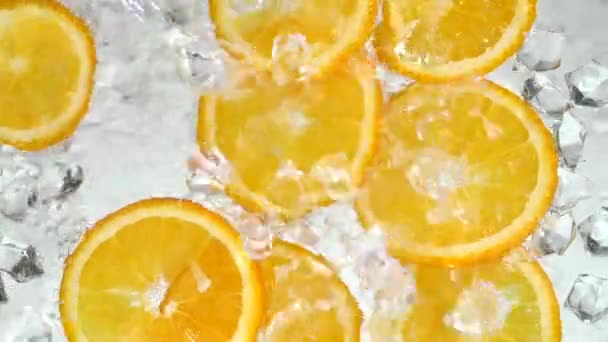 Pomarańczowe plasterki przemyte wodą lodową - Materiał filmowy, wideo
