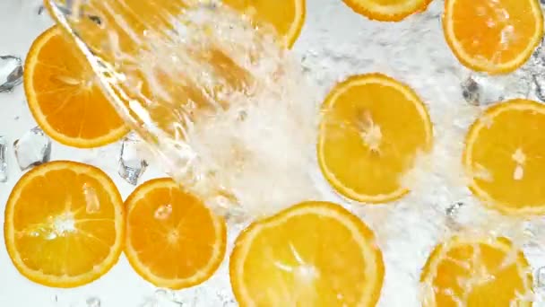 Πορτοκαλί φέτες πλυμένες με παγωμένο νερό - Πλάνα, βίντεο