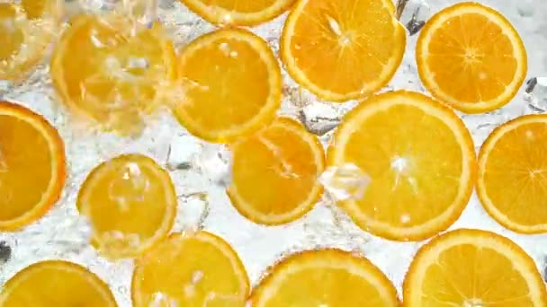 Buzlu suyla yıkanmış portakal dilimleri. - Video, Çekim