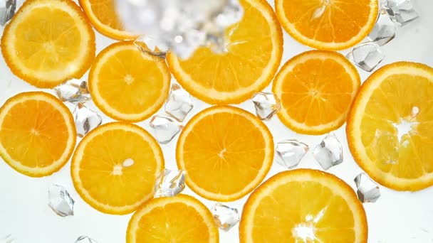 Rodajas de naranja lavadas con agua helada - Imágenes, Vídeo