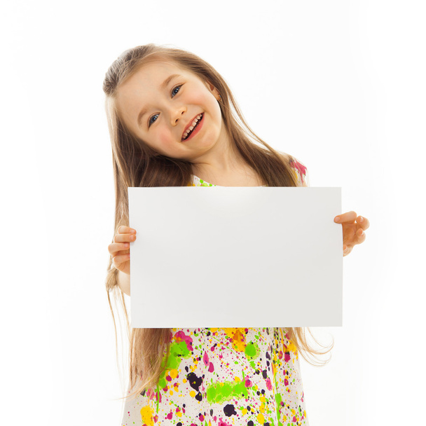 dziewczyna z białym arkuszem papieru - Zdjęcie, obraz