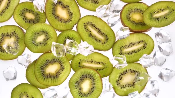 Kiwi-Scheiben werden mit Eiswasser gewaschen - Filmmaterial, Video