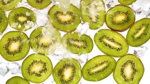 Kiwi-Scheiben werden mit Eiswasser gewaschen - Filmmaterial, Video