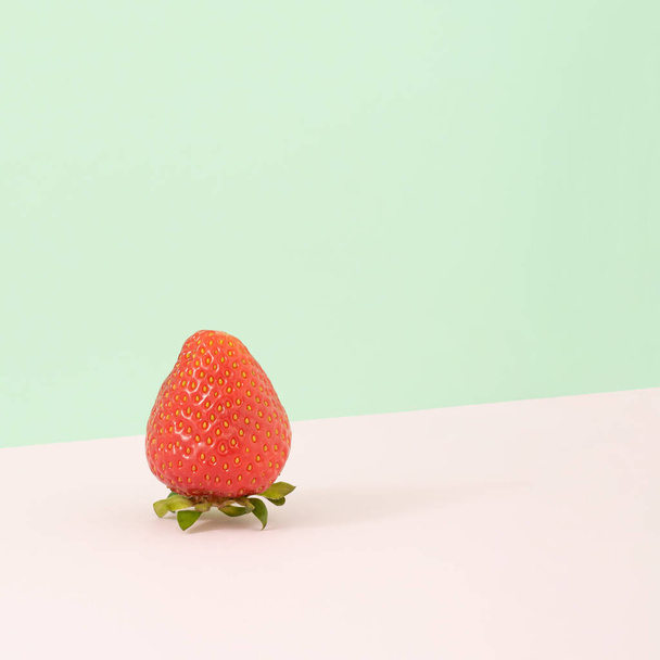 Fruta de morango vermelha fresca contra fundo verde pastel rosa e hortelã. Conceito mínimo de comida. Idéia de cozinha criativa com espaço de cópia. - Foto, Imagem