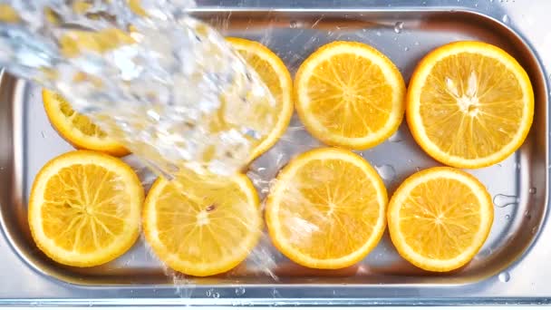 Fatias de laranja lavadas com água gelada - Filmagem, Vídeo