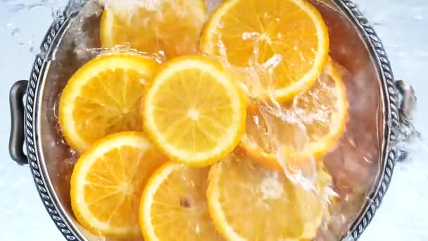 Rodajas de naranja lavadas con agua helada - Metraje, vídeo