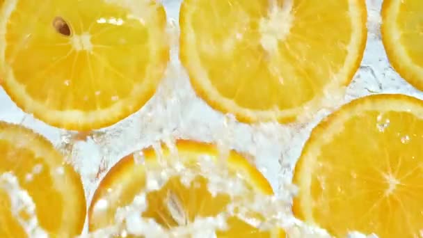 Sinaasappelschijfjes gewassen met ijswater - Video
