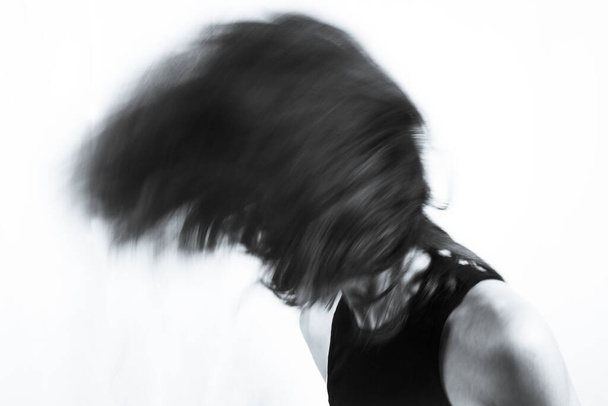 Motion sfocatura ritratto di donna over 40. T-shirt nera - Foto, immagini