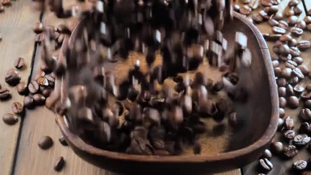 ゆっくりと皿に落ちていくローストコーヒー豆 - 映像、動画
