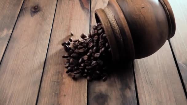 Los granos de café tostados caen lentamente del tanque - Metraje, vídeo