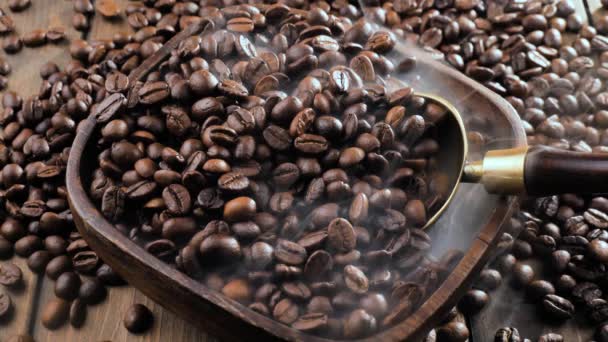 ローストコーヒー豆はゆっくりと皿で喫煙する - 映像、動画