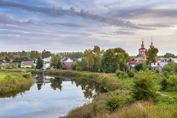 Пейзаж с рекой Каменка в Суздале, Россия - Фото, изображение