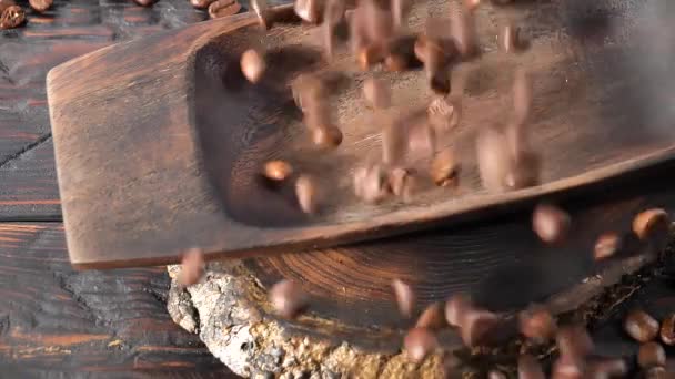 Grãos de café torrados caindo lentamente em um prato - Filmagem, Vídeo