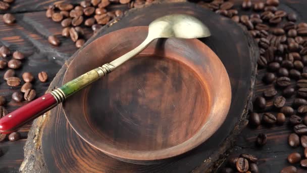 Pieczone ziarna kawy powoli wpadające do talerza - Materiał filmowy, wideo