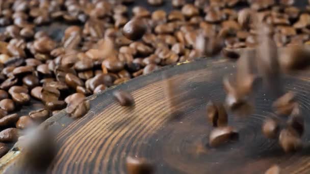 Смажені кавові зерна повільно падають в тарілку - Кадри, відео