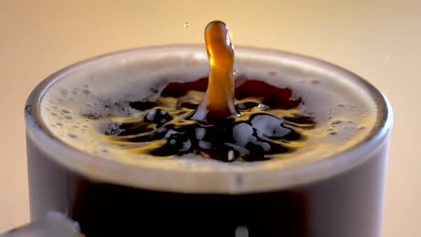 Una gota cae lentamente en el café en una taza - Metraje, vídeo
