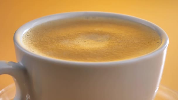 Uma gota cai lentamente no café em uma xícara - Filmagem, Vídeo