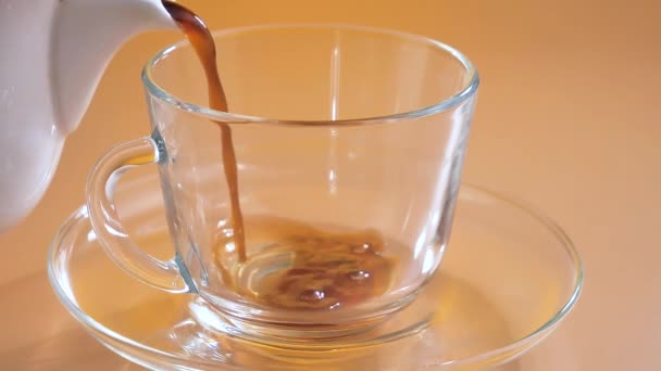 Кофе медленно наливают в чашку - Кадры, видео