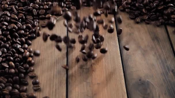 Pečená kávová zrna pomalu padají do talíře - Záběry, video