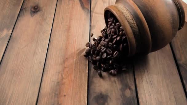 Geroosterde koffiebonen vallen langzaam uit de tank - Video