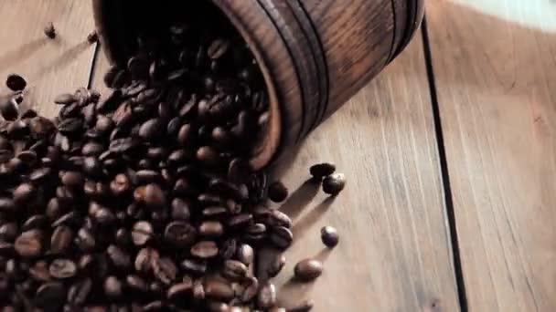 Geroosterde koffiebonen vallen langzaam uit de tank - Video