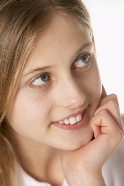 Portrait Of Pre-Teen Girl Smiling - Foto, afbeelding