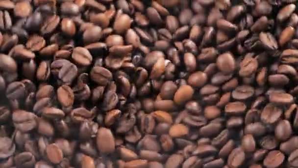 Les grains de café torréfiés tournent lentement dans un moulin à café - Séquence, vidéo