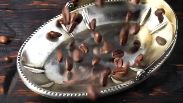 Grãos de café torrados caindo lentamente em um prato - Filmagem, Vídeo