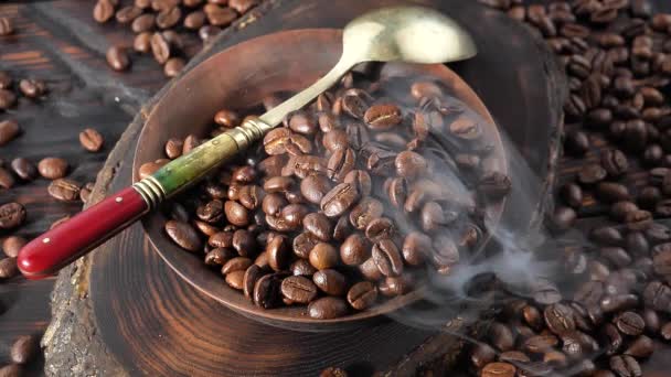 Geroosterde koffiebonen langzaam roken in een bord - Video