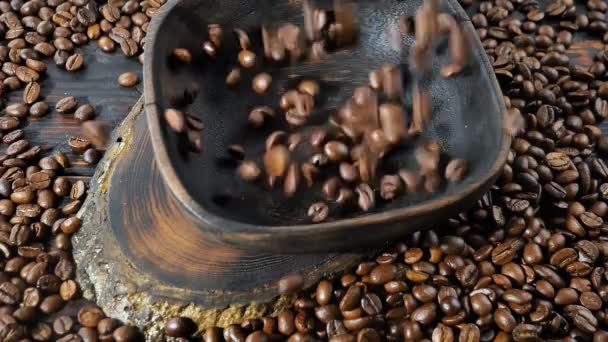 Жареные кофейные зерна медленно падают в тарелку - Кадры, видео