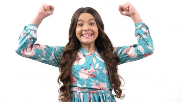 onnellinen emotionaalinen lapsi tyttö pitkät kiharat hiukset ilmaista positiivisuutta ja iloa, onnea - Materiaali, video