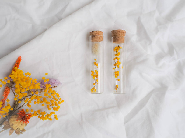 Ručně vyráběné sušené květiny ve skleněné trubice dárek na bílém pozadí - Fotografie, Obrázek