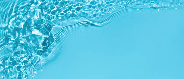 trasparente blu colore chiaro calma superficie dell'acqua texture  - Foto, immagini