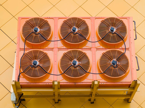 Промислові конденсатори охолодження повітря для роботи в системах охолодження та кондиціонування повітря
. - Фото, зображення