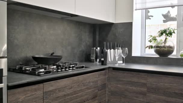 Moderni ylellinen tummanruskea, harmaa ja musta keittiö yksityiskohtia - Materiaali, video