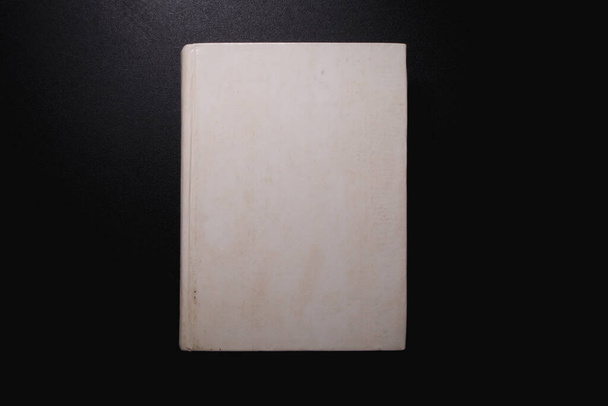 Старая белая книга на черном фоне. Книга с пустыми обложками для текста. - Фото, изображение